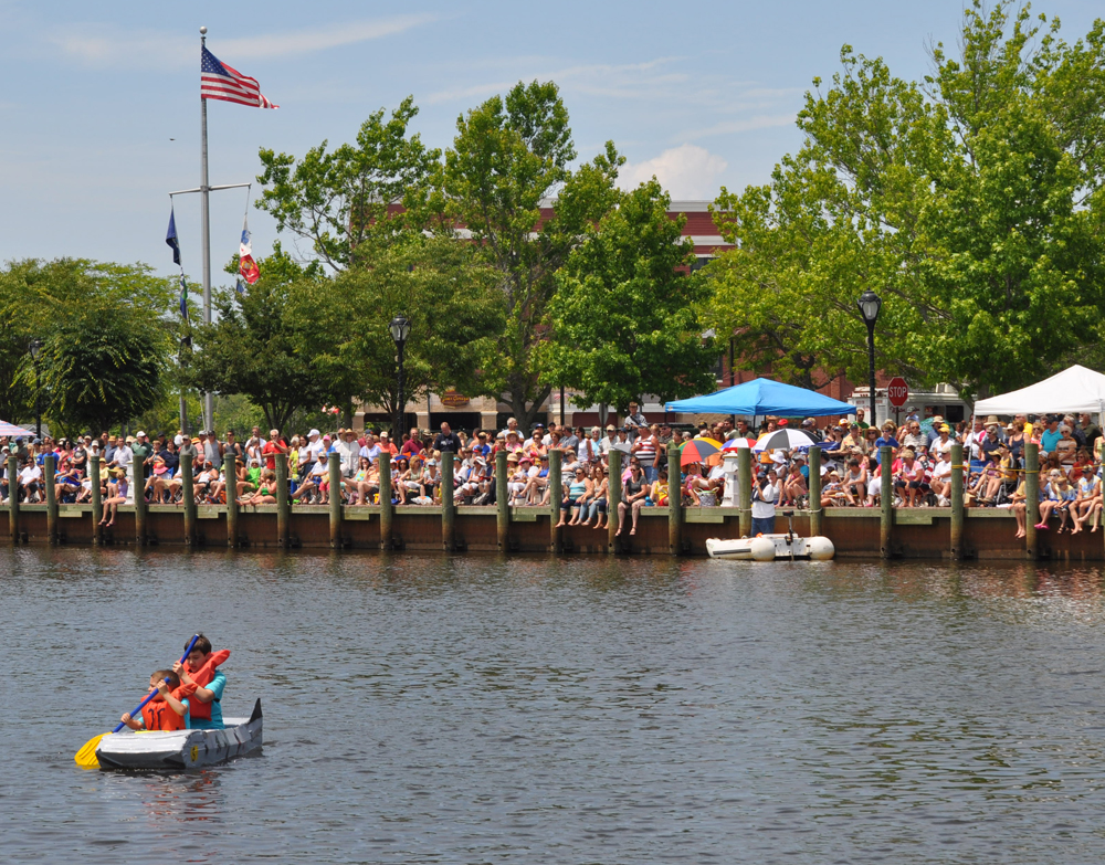 More than 2,000 spectators came to view the race. (Credit: Grant Parpan)