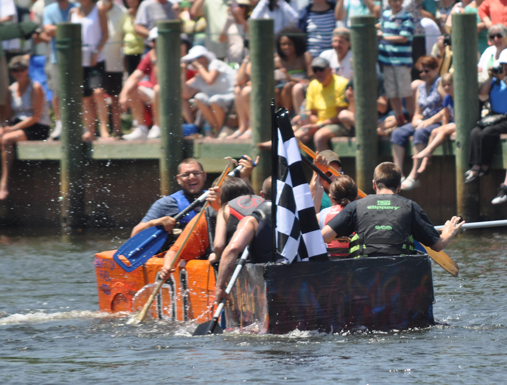The crew of the General Lee gets held up down the stretch by the crew from joe's Garage. (Credit: Grant Parpan)