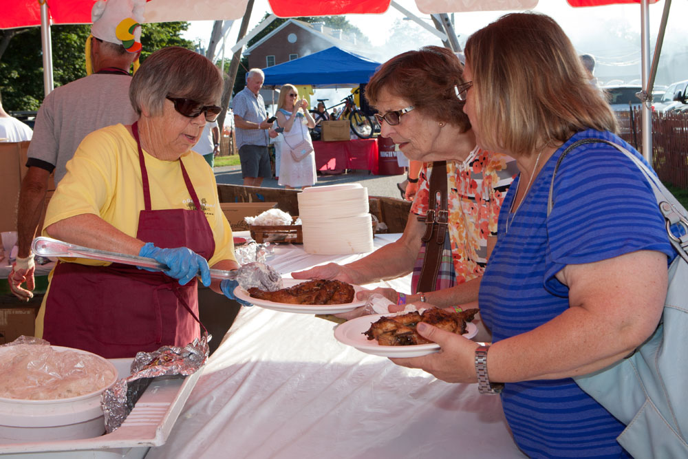Carol McCaffrey serves Joanne Schelin and Terry Jensen. (Credit: Katharine Schroeder)