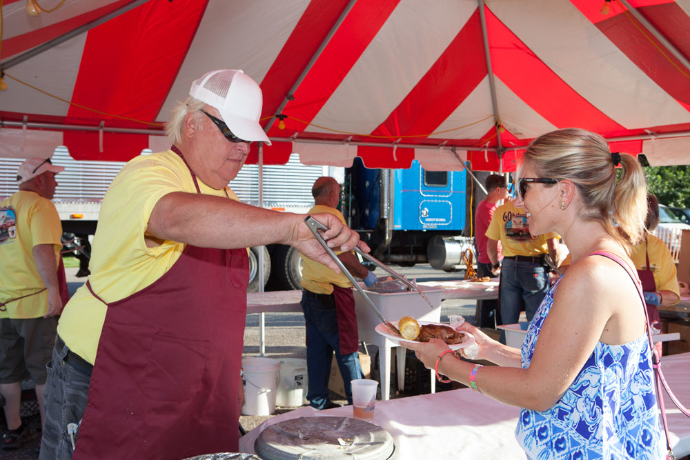 Corn master Joe Zuhoski serves Katelin Kalal of Boston, Mass. (Credit: Katharine Schroeder)