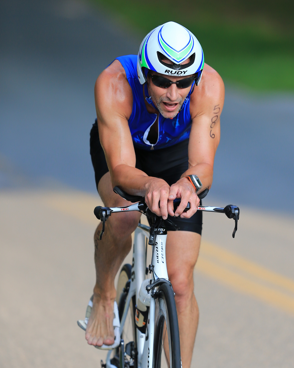 A barefoot Adrian Mackay of NYC placed first in the Bicycle leg of the Mighty North Fork Triathlon. (Credit: Daniel De Mato)