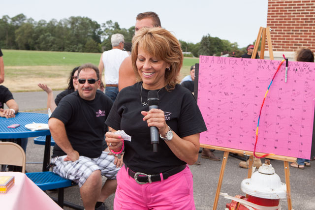 Darla Doorhy announces the winners of the mystery auction. (Credit: Katharine Schroeder)