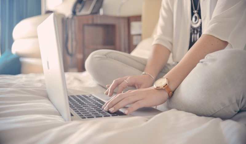person-woman-apple-hotel-1