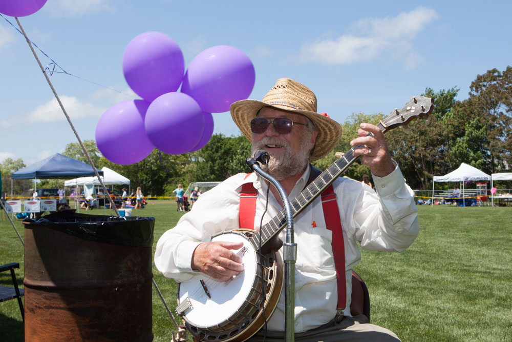Warren McKnight provided entertainment. (Credit: Katharine Schroeder)